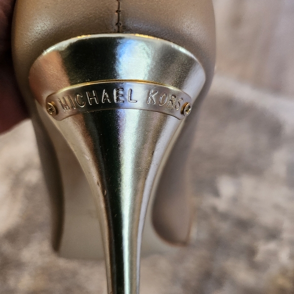 Micheal Kors Ladies Peptoe Pump - Picture 5 of 6